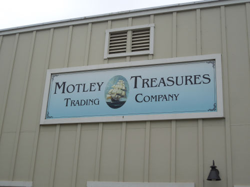 motley treasures 01