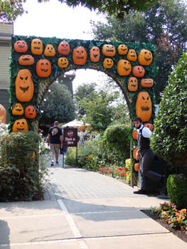 archway covered with jack o' lantern faces. In case you forgot this was a concession, here's one entrance to the grounds